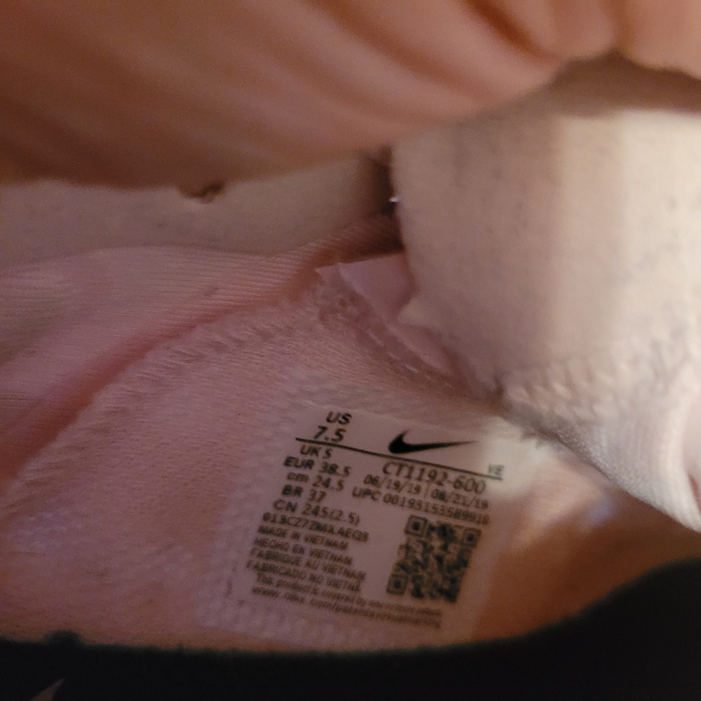 Nike Women's Pink Zoom Gravity Running Shoes - Picture 8 of 8